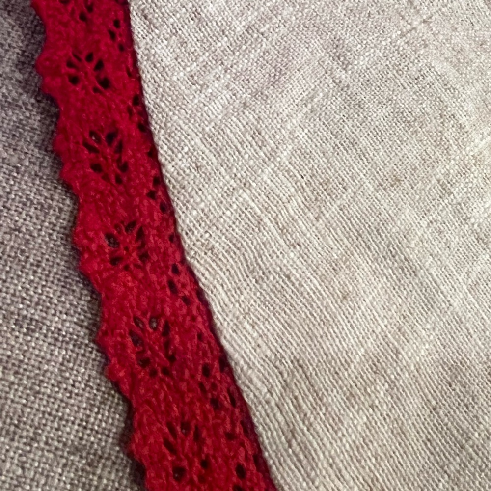 Vintage embroidered Christmas tree skirt with a red crocheted trim - Picture 11 of 13